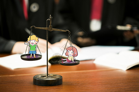 法律公正素材天秤公平上玩耍的小孩子 创意摄影插画插画