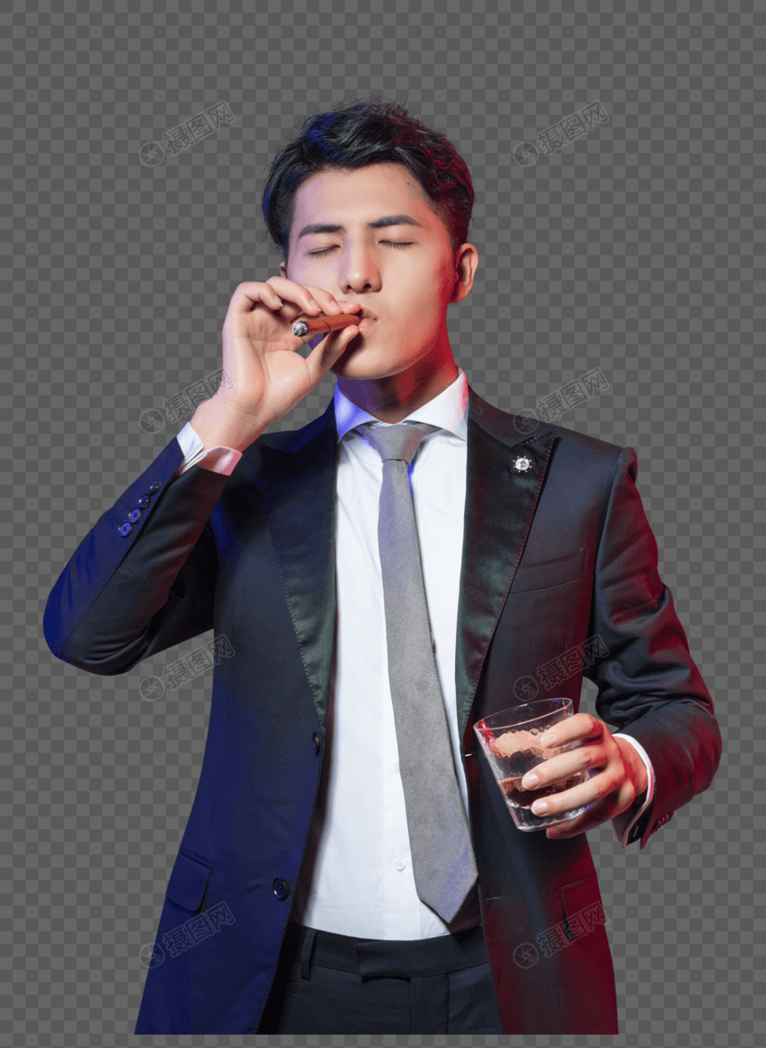 商务男士雪茄喝酒图片