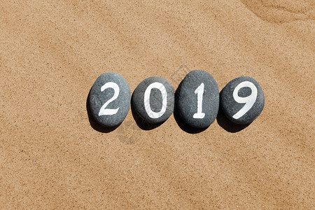 黑色鹅卵石鹅卵石上的2019设计图片