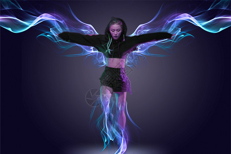 紫衣服女孩酷炫街舞设计图片