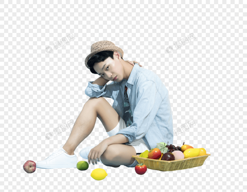 坐在水果篮子旁边的男孩图片