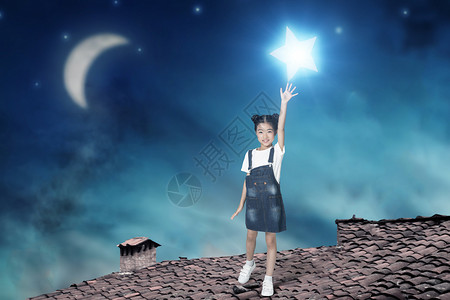 坐在屋顶孩子摘星星的女孩设计图片