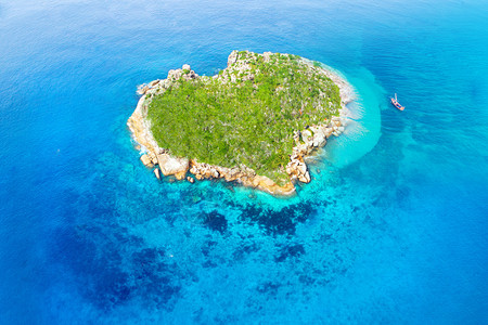 海岸礁石心形小岛设计图片