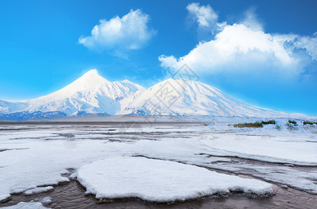 结冰湖面冬季场景设计图片