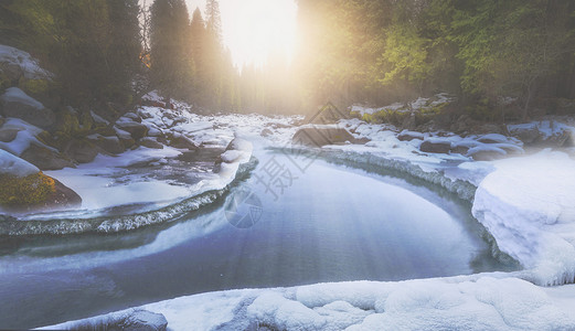 河流结冰冬季雪景设计图片