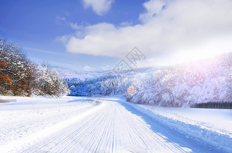 冬季场景道路山峰高清图片