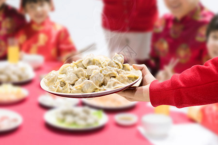 一家人吃饺子过年设计图片