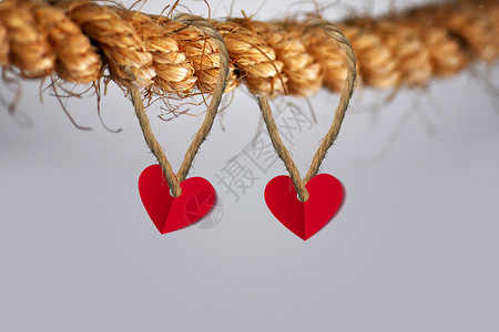 小纸片情人节挂在绳上的爱心设计图片