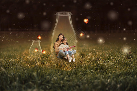 全家福婴儿玻璃瓶子里的小女孩设计图片