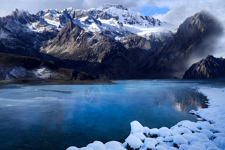 雪山湖结冰的湖高清图片