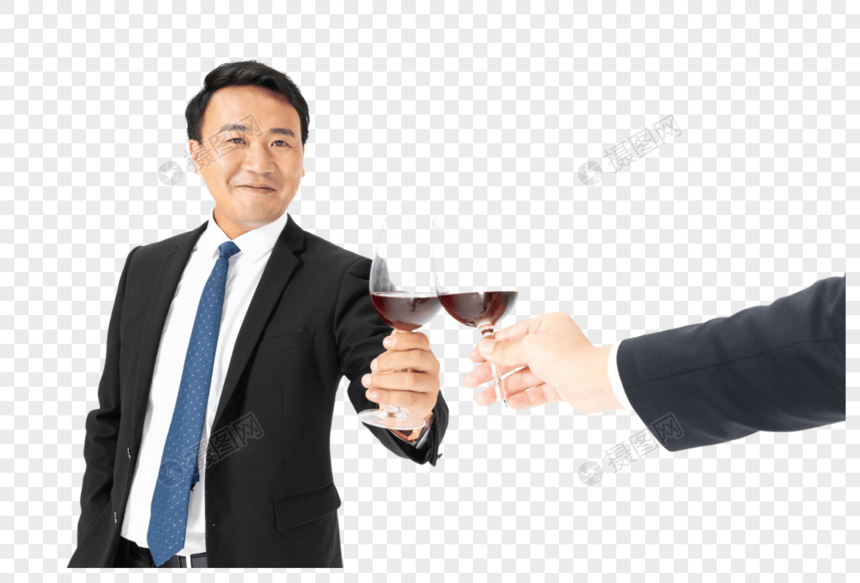 商务男碰红酒杯图片