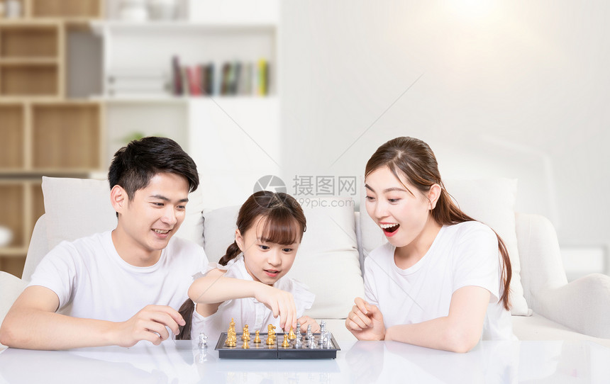 陪孩子玩象棋图片