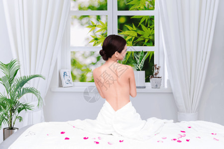 在卧室床上休息的女性养生护理设计图片