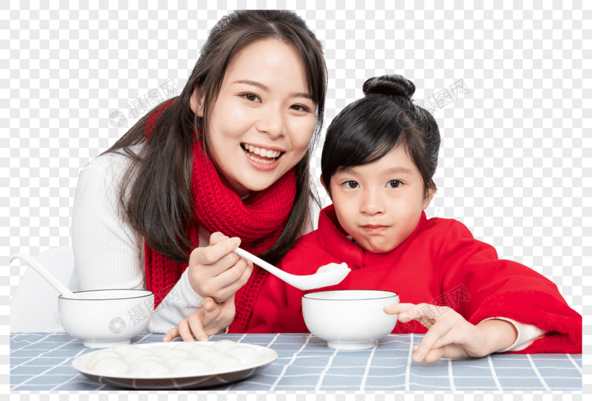 妈妈喂女儿吃汤圆图片