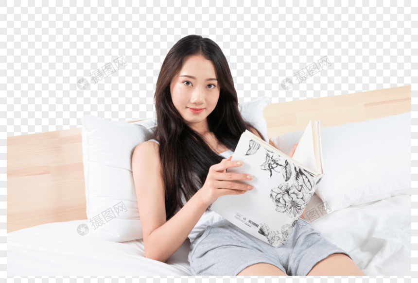 美女坐在床上看书图片