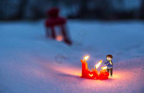 一支小蜡烛取暖的男孩插画