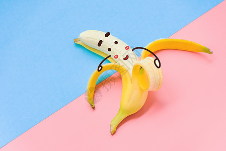 可爱香蕉水果脱衣服的香蕉插画