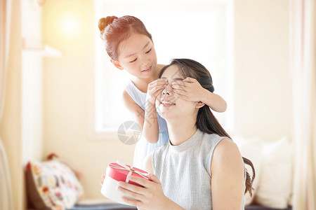 手拿礼盒女孩相爱的母女设计图片