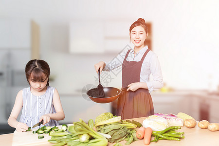 领胡萝卜女孩母子在厨房做饭设计图片