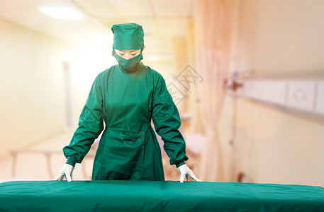 穿手术服的外科医生形象准备中的医生设计图片