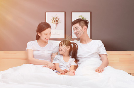一家人在床上温馨一家三口设计图片