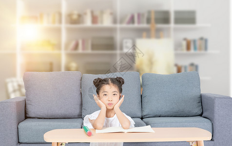 小女孩坐沙发上看书儿童教育设计图片