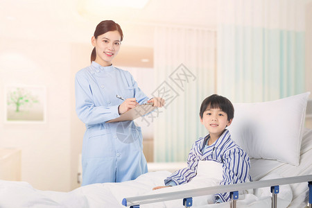 医生给男孩看病医患互动设计图片