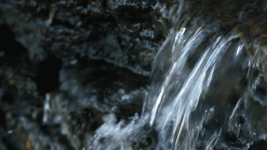表面铁链小溪河流水流GIF高清图片