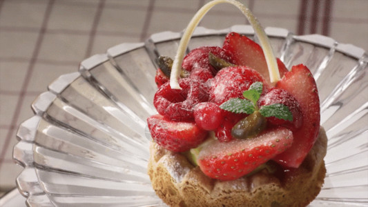 三角草莓蛋糕水果拼盘GIF高清图片
