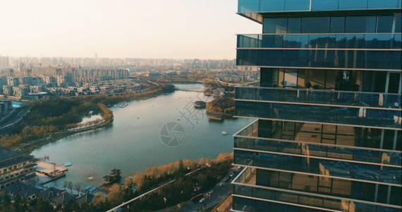 俯瞰海面航拍大楼GIF高清图片