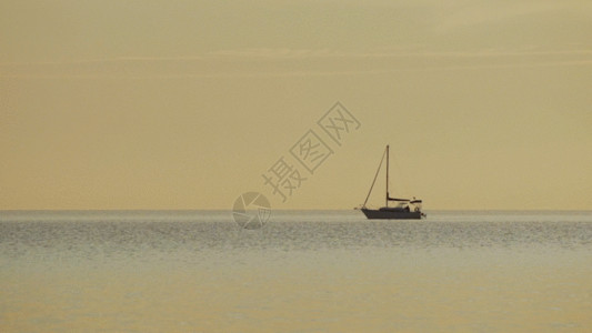 平静的河面河面小船GIF高清图片