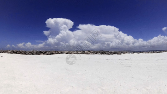 白色海岸天空白云GIF高清图片