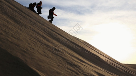 徒步旅行路线沙漠行人GIF高清图片