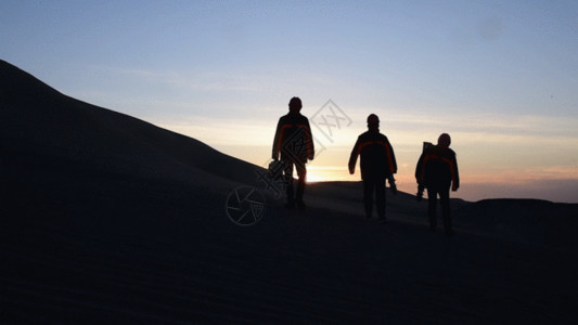 日落沙漠沙漠夜景行人GIF高清图片