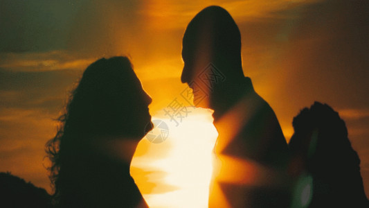 情侣夕阳接吻GIF高清图片