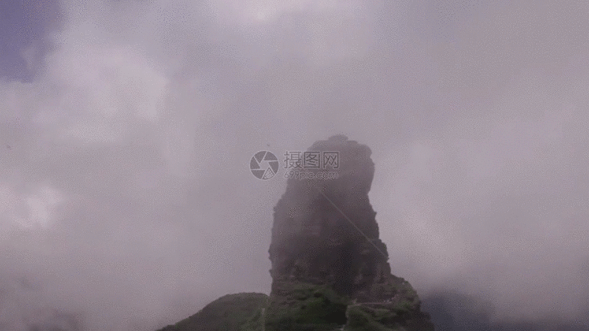 大山烟雾缭绕GIF图片