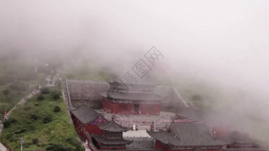 山丘松树林雾气景区建筑烟雾缭绕GIF高清图片