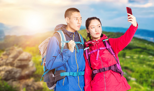 游客拍照登山情侣自拍设计图片