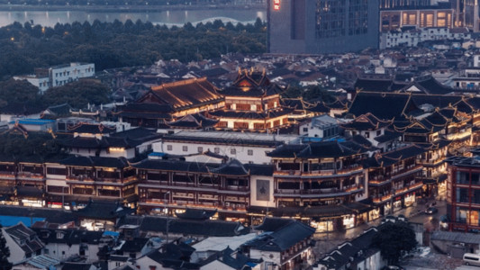 黄饶建筑黄昏到亮灯城市夜景延时GIF高清图片