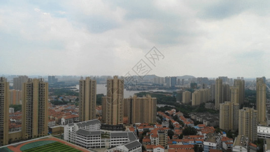 足球场俯瞰城市航拍高楼GIF高清图片