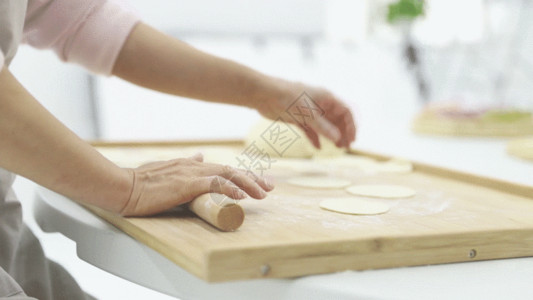 手工皮质擀面皮包饺子GIF高清图片
