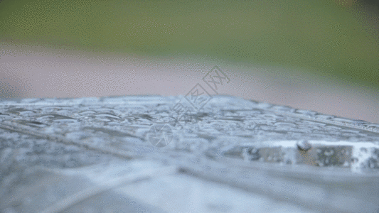 雨水木质长椅GIF图片