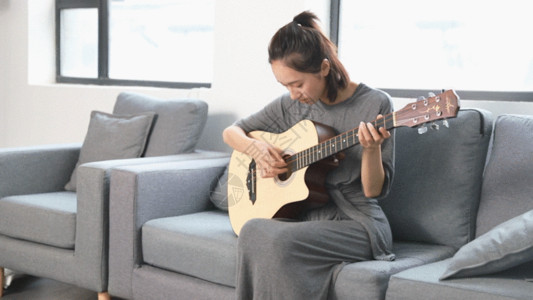 室内家居沙发美女弹吉他GIF高清图片