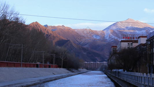 穿过雪火车拉萨雪山落日高清图片