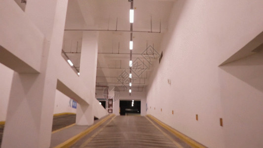 停车场岗亭地下停车室汽车穿梭GIF高清图片