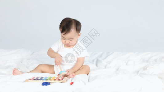 坐在床上伸懒腰婴儿玩耍GIF高清图片