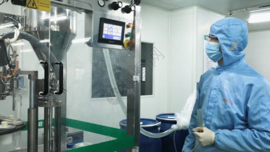 无菌病房技术人员操作电气设备GIF高清图片