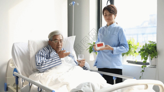 脐部护理老年病护吃药GIF高清图片