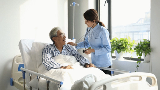 老人生病护士听诊器GIF高清图片