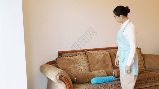 白色浴袍打扫卫生的家政人员GIF高清图片